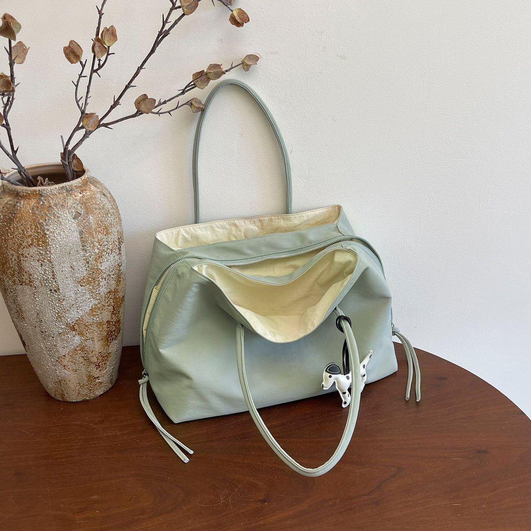 Elegant Handbag with Practical Interior Bowlift