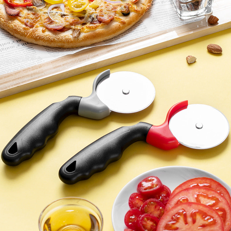 Ergonomic pizza cutter with non-slip handle Bowlift