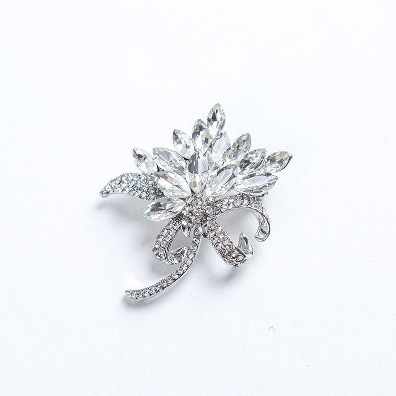 Sparkling brooch with floral design Bowlift