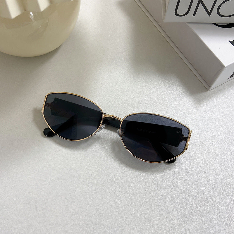 Fashionable Cat-Eye Sunglasses with Golden Frame Bowlift