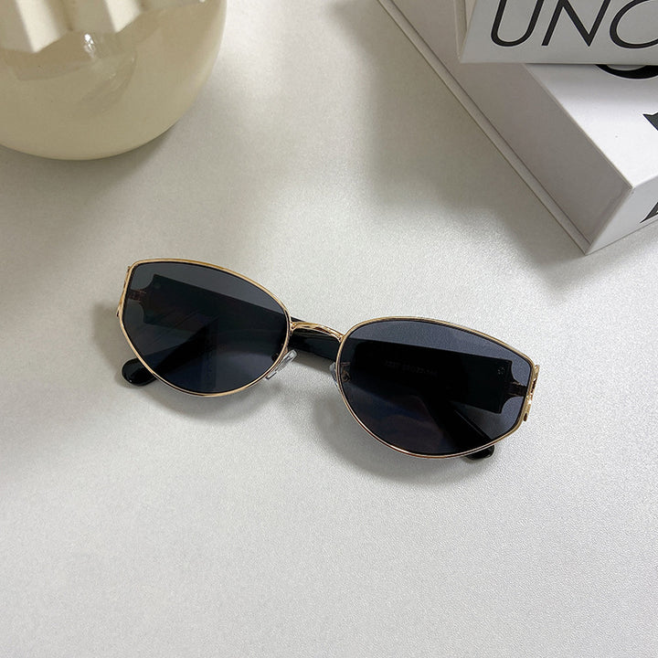 Fashionable Cat-Eye Sunglasses with Golden Frame Bowlift