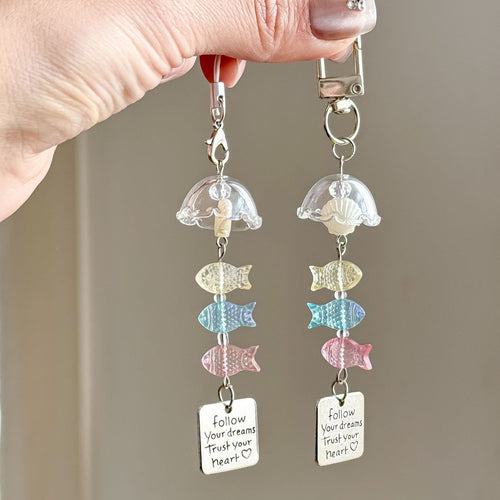 Playful keychain with maritime design Bowlift