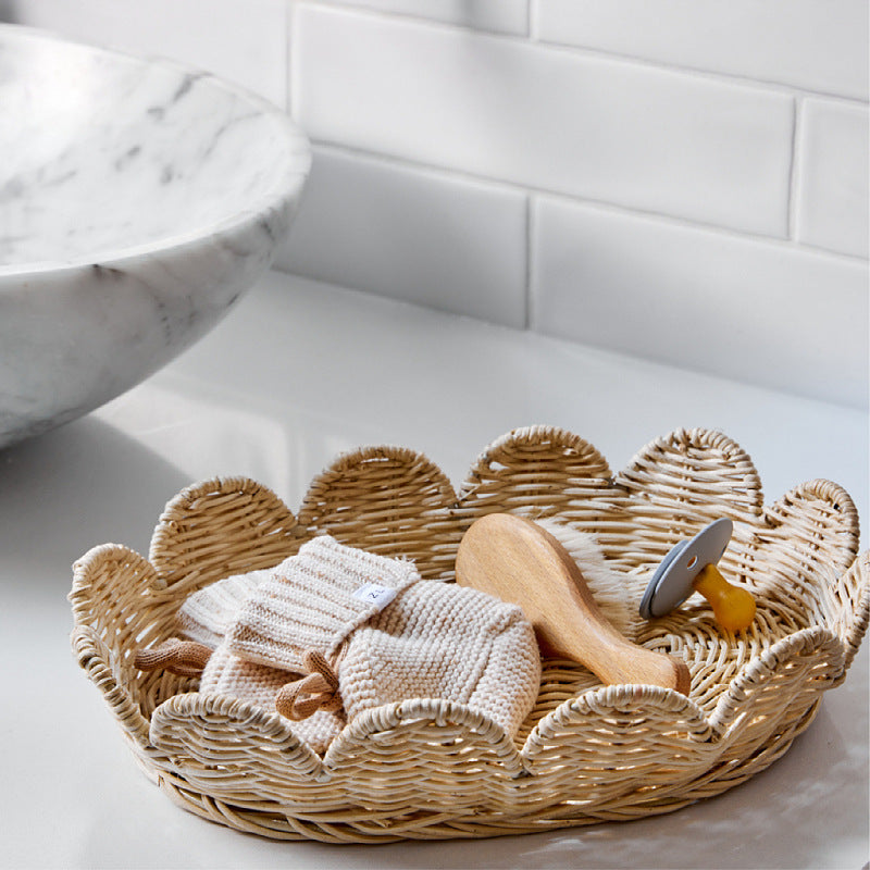 Wall basket in elegant shell design Bowlift