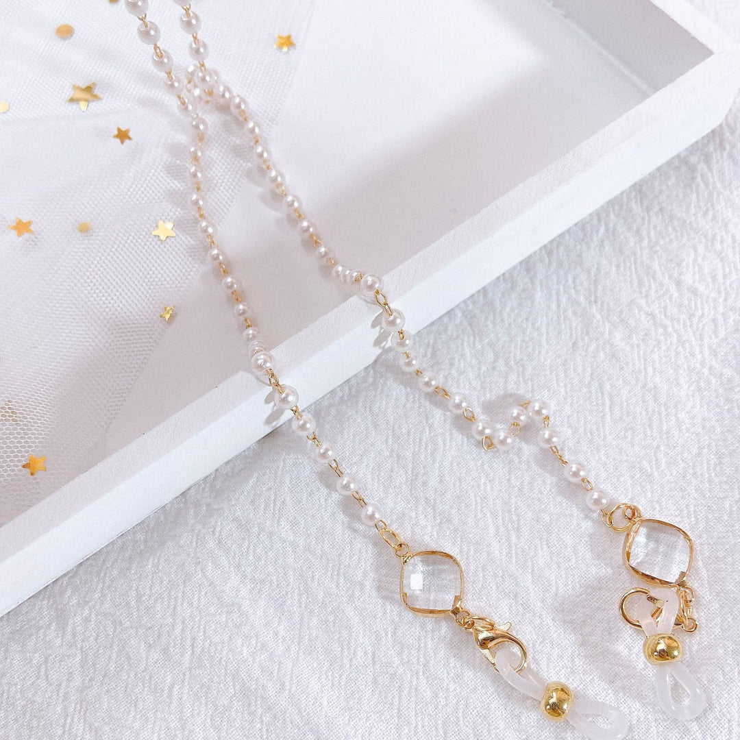 Elegant pearl necklace with golden accents Bowlift