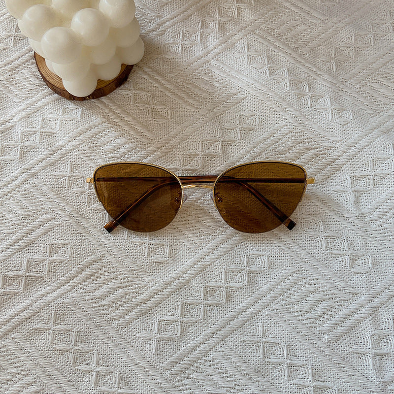 Fashionable Cat-Eye Sunglasses with Fine Metal Frame Bowlift
