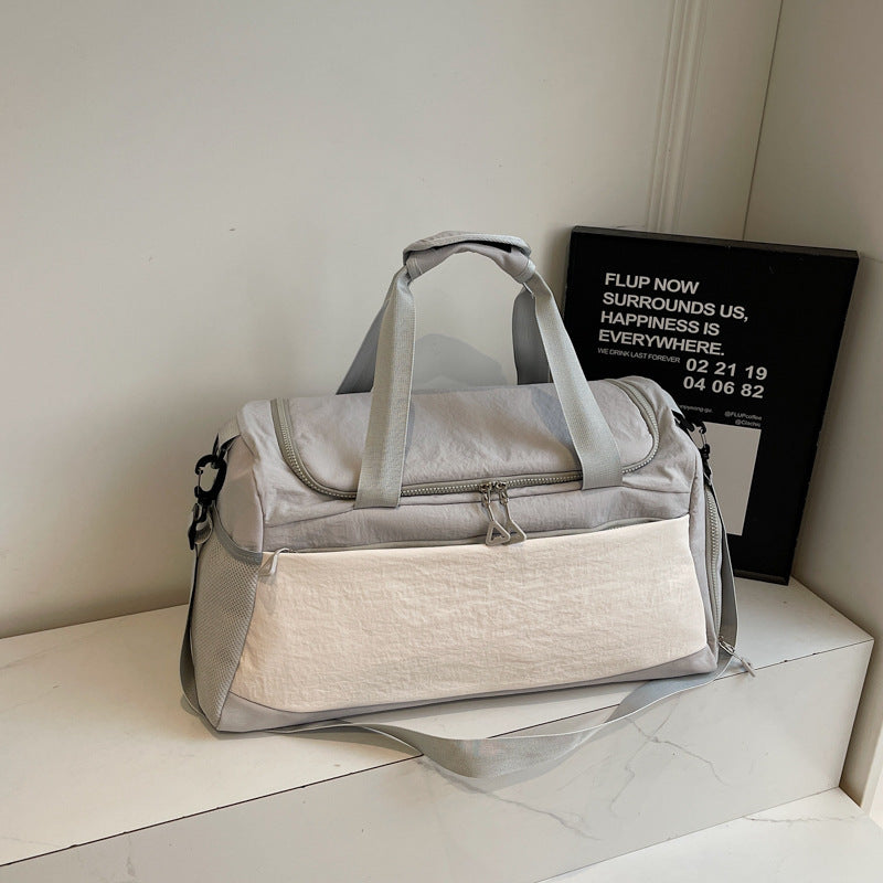 Sporty travel bag with sturdy carrying handles Bowlift