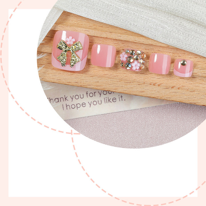 Artificial nail set with glamorous decorations and shimmering accents Bowlift