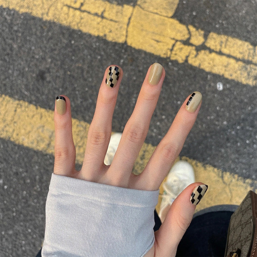Artful nail extensions with an elegant leaf pattern Bowlift