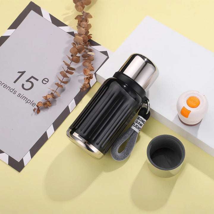 Unisex double-walled insulated bottle with one-handed safety lock and removable drinking cup Bowlift