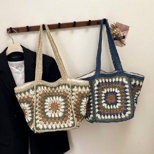 Beach bag made of hand-woven natural material with a square pattern Bowlift