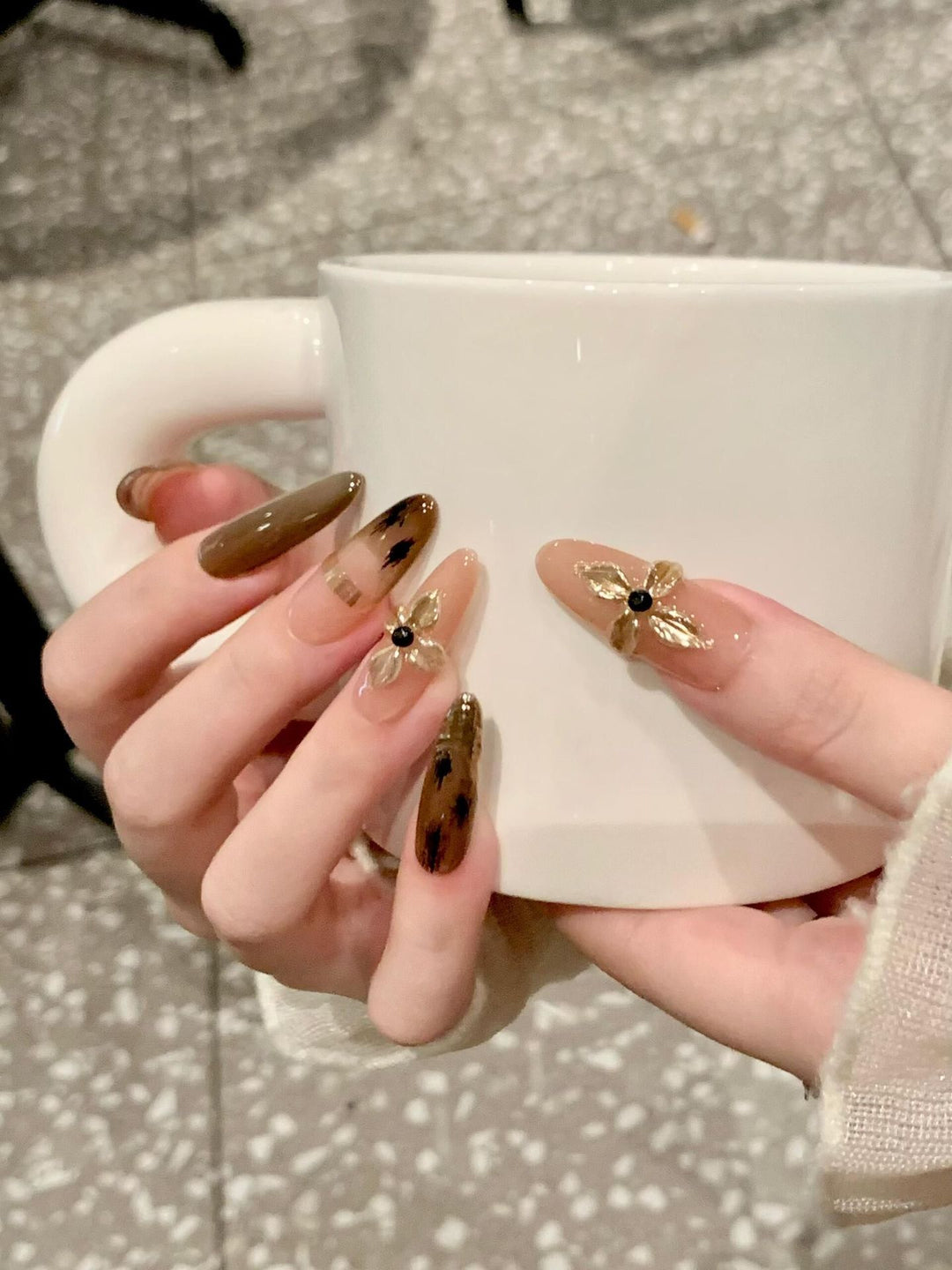 Artificial nails with elegant gold embellishments Bowlift