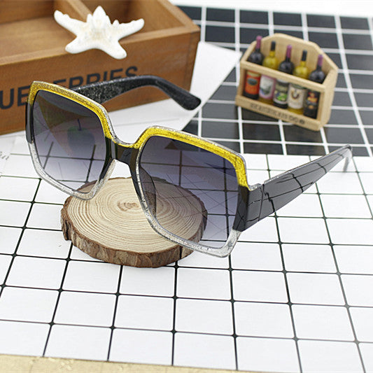 Ladies extravagant square sunglasses with unique design Bowlift