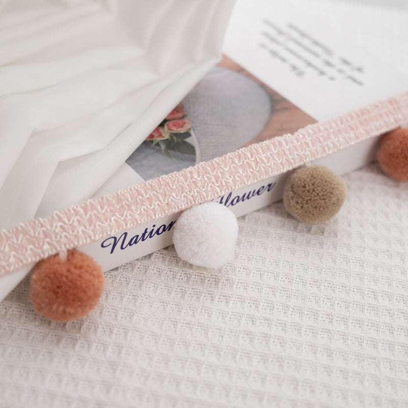 Decorative pom pom trim Bowlift