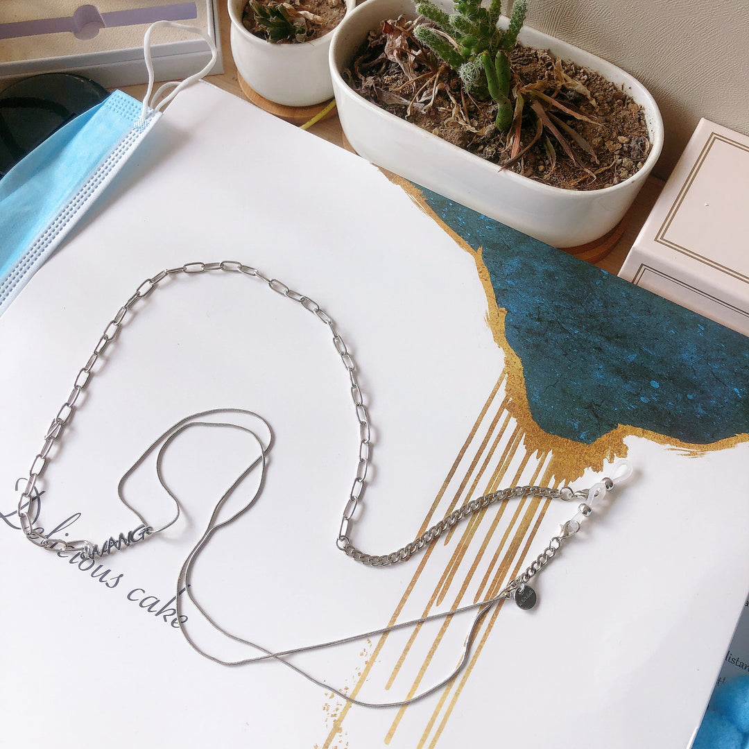 Adjustable Gold-Plated Eyewear Chain Bowlift
