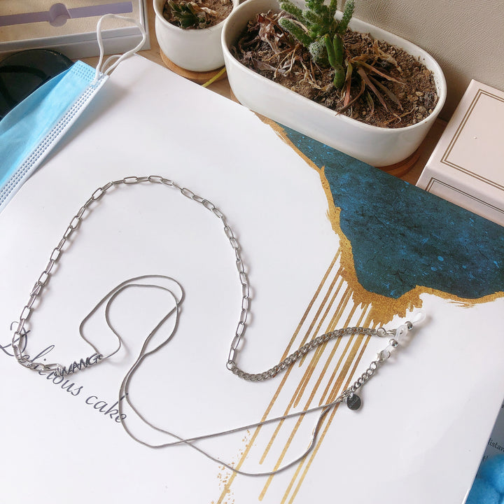 Adjustable Gold-Plated Eyewear Chain Bowlift