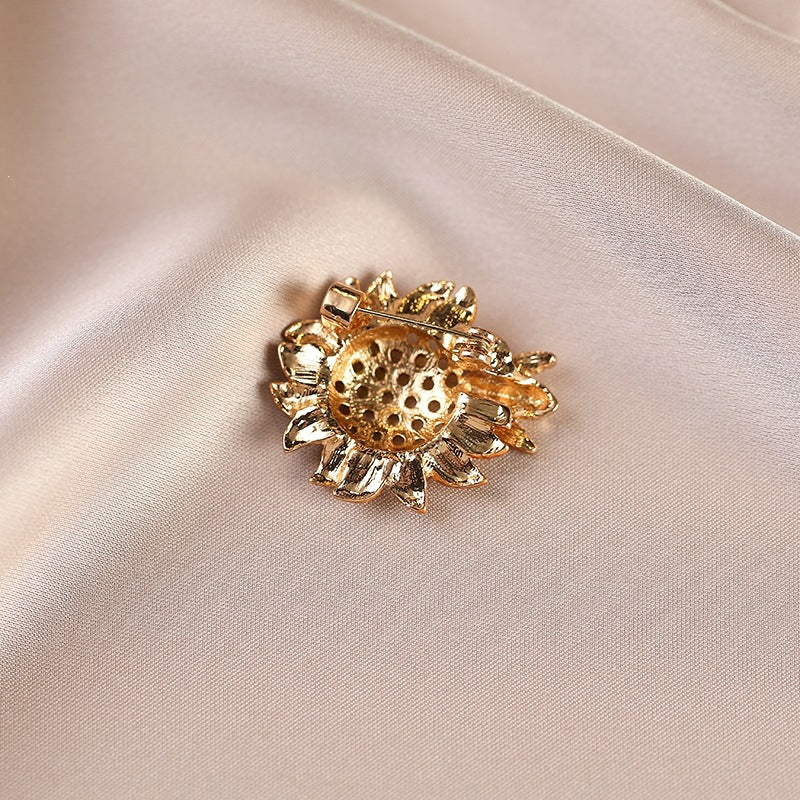 Elegant sunflower brooch with crystals Bowlift