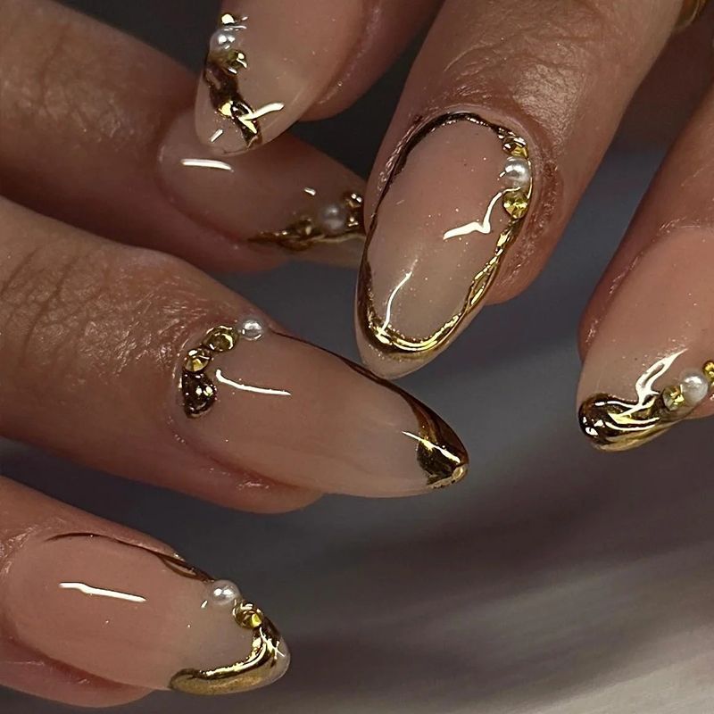 Elegant artificial nails with golden accents Bowlift