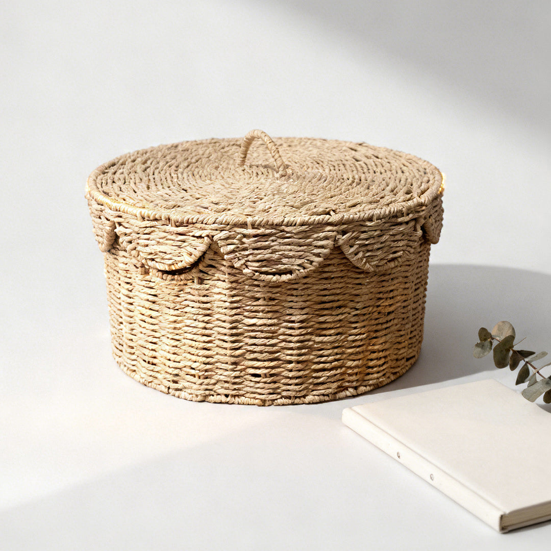 Rustic storage basket with lid Bowlift