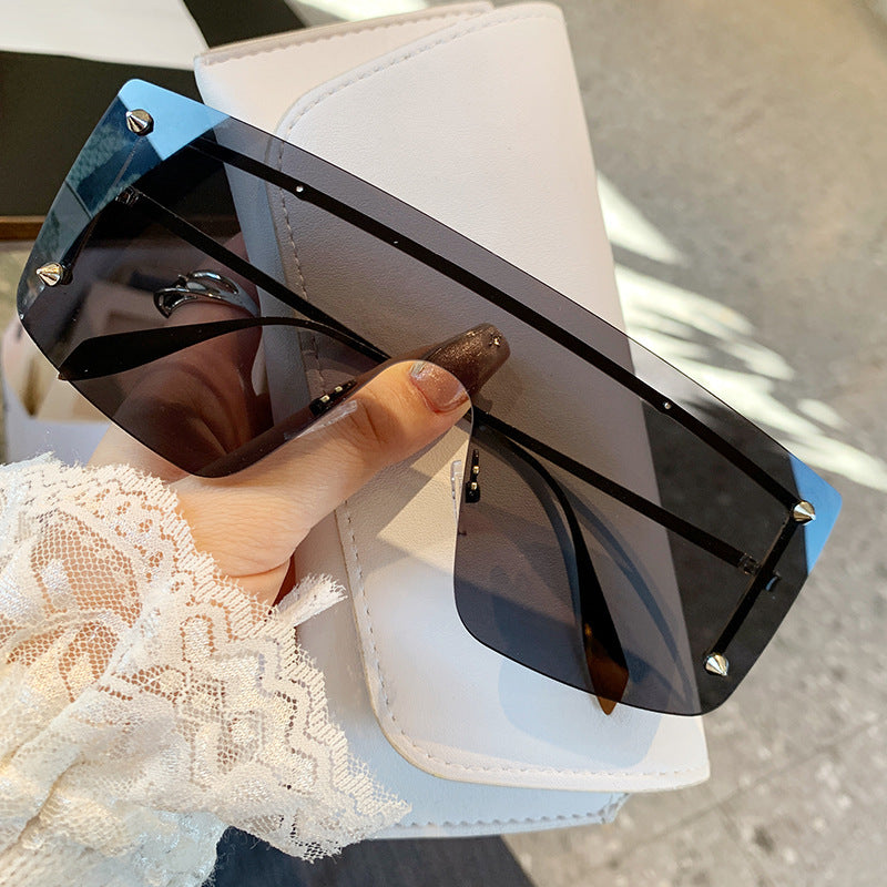 Women oversized sunglasses with modern frame and UV protection Bowlift