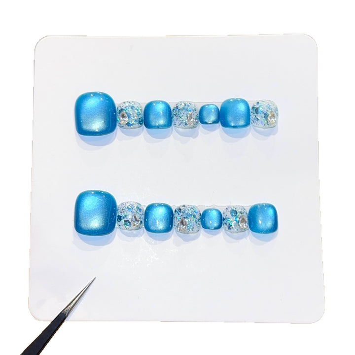 Sparkling artificial nails with glamorous design Bowlift