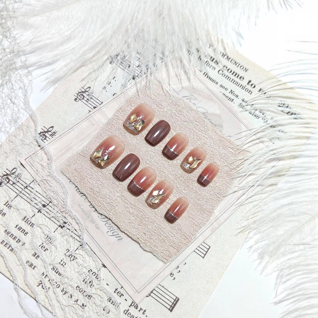 Artificial Nails in Elegant Glitter Design Bowlift
