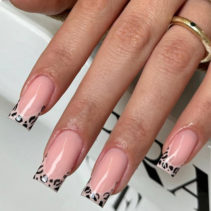 Artificial nails with leopard edges and glitter details Bowlift