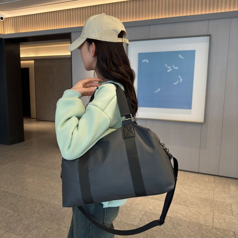 Sporty travel bag with water-repellent properties and ergonomic carrying handles Bowlift