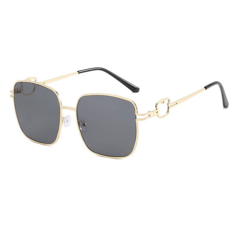 Women’s fashionable square glasses with unique accents Bowlift