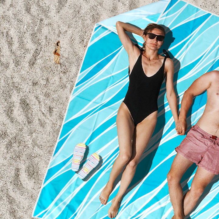 Beach blanket with colorful turtle pattern Bowlift
