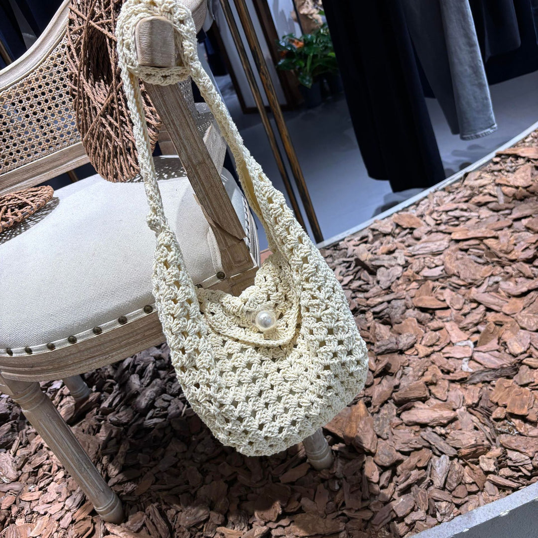 Handmade shoulder bag with bead closure Bowlift