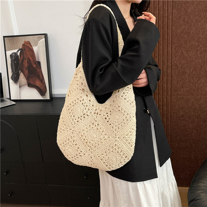 Hand-knotted shoulder bag with airy structure Bowlift