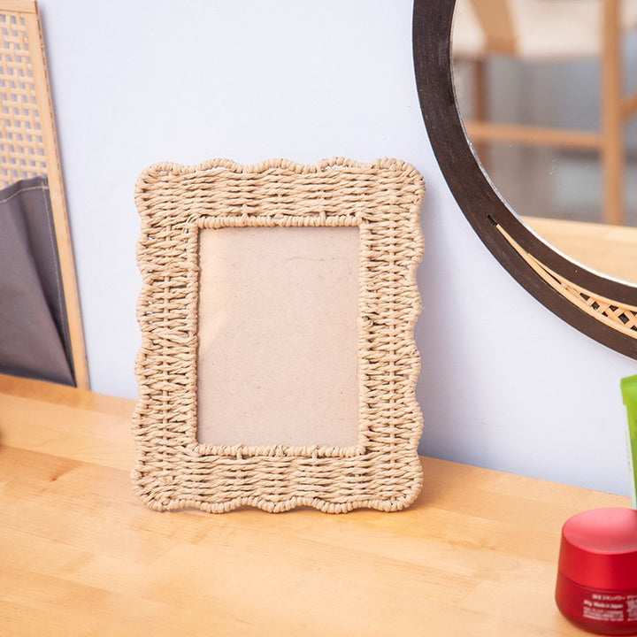 Playful picture frame in rattan style Bowlift