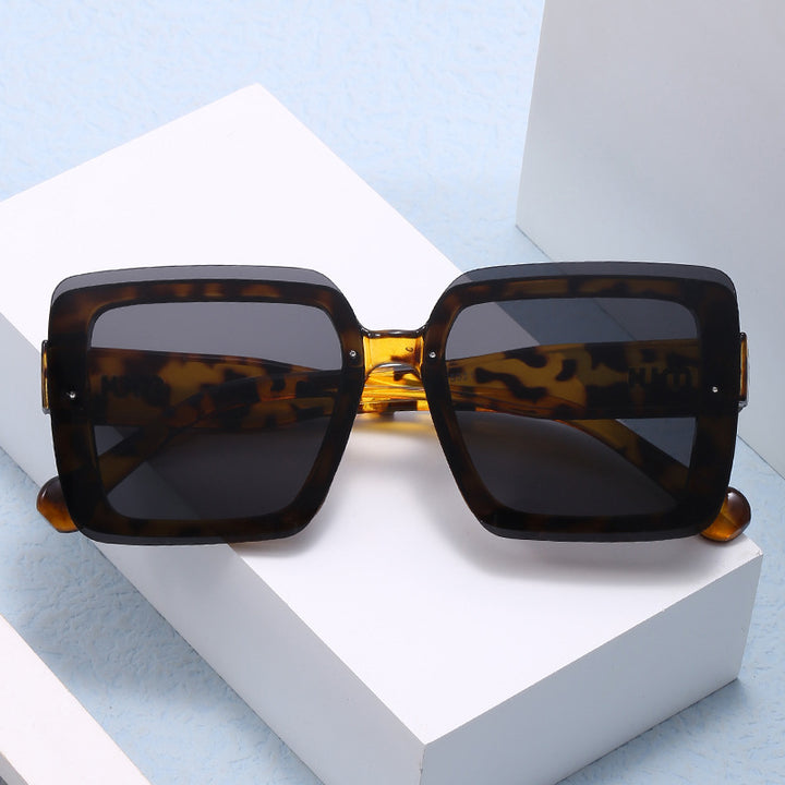 Women's oversized sunglasses in urban design Bowlift