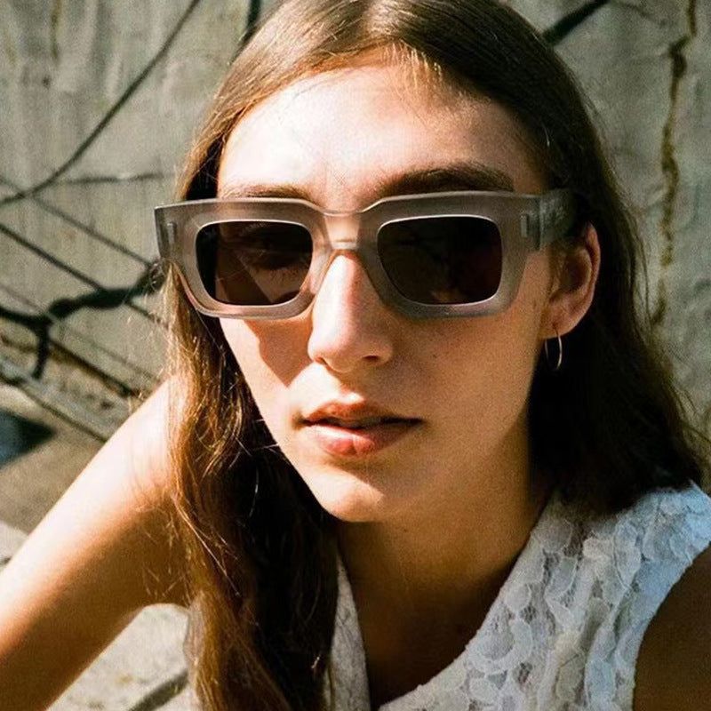 Ladies stylish square sunglasses with eye-catching leopard print Bowlift