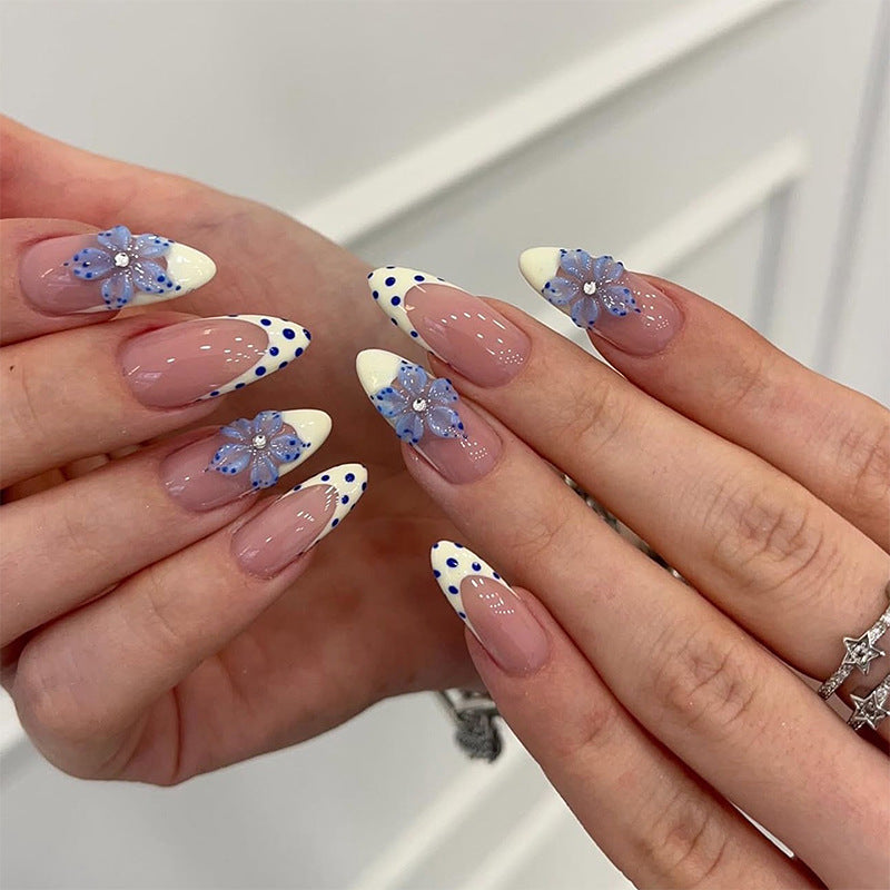Artful nail set with floral accents Bowlift