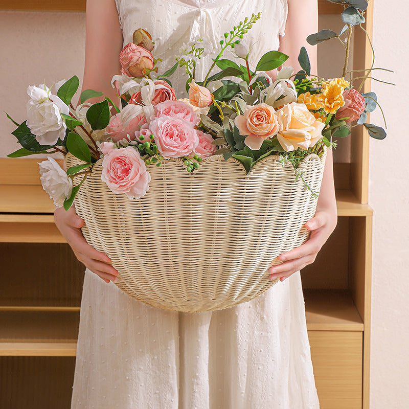 Wall basket in elegant shell design Bowlift