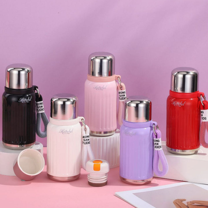 Unisex double-walled insulated bottle with one-handed safety lock and removable drinking cup Bowlift