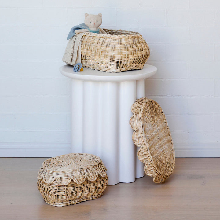 Wall basket in elegant shell design Bowlift