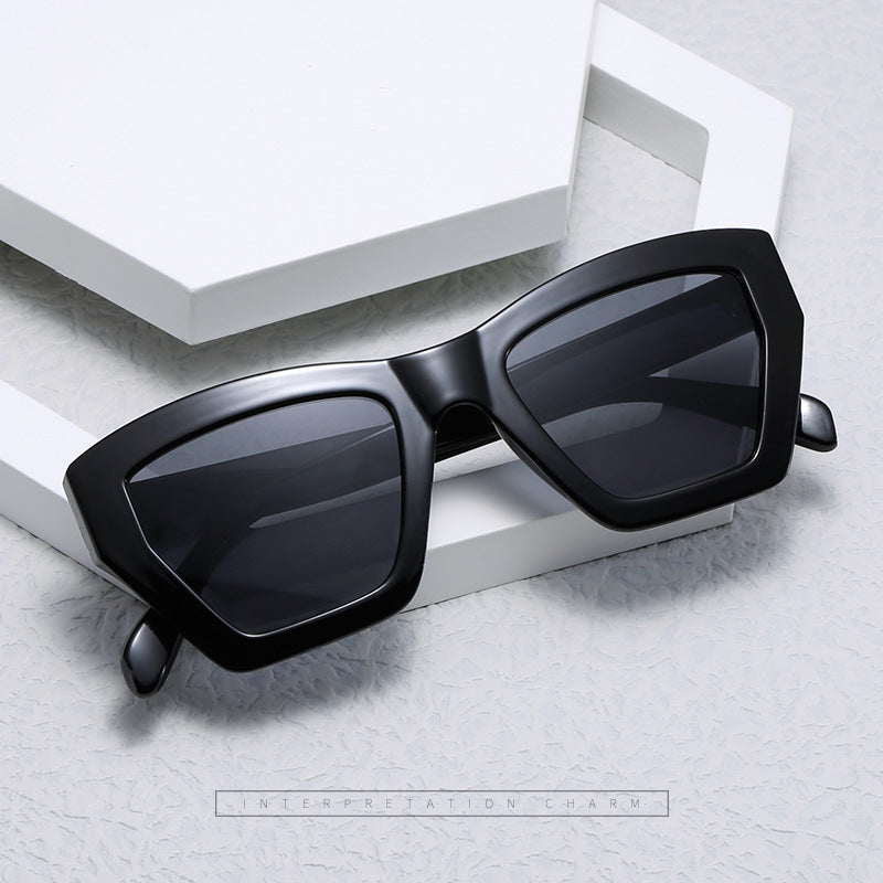 Ladies trendy sunglasses in modern geometric design Bowlift