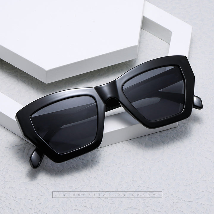 Ladies trendy sunglasses in modern geometric design Bowlift