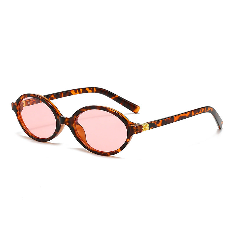 Women's fashionable oval glasses with golden accents Bowlift
