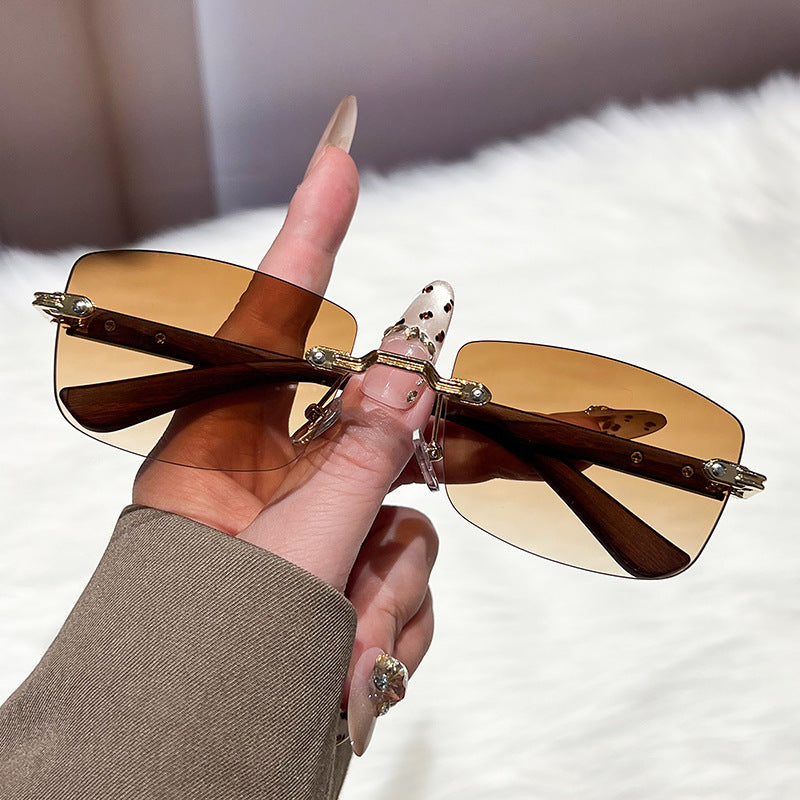 Ladies extravagant fashionable sunglasses with innovative frame Bowlift
