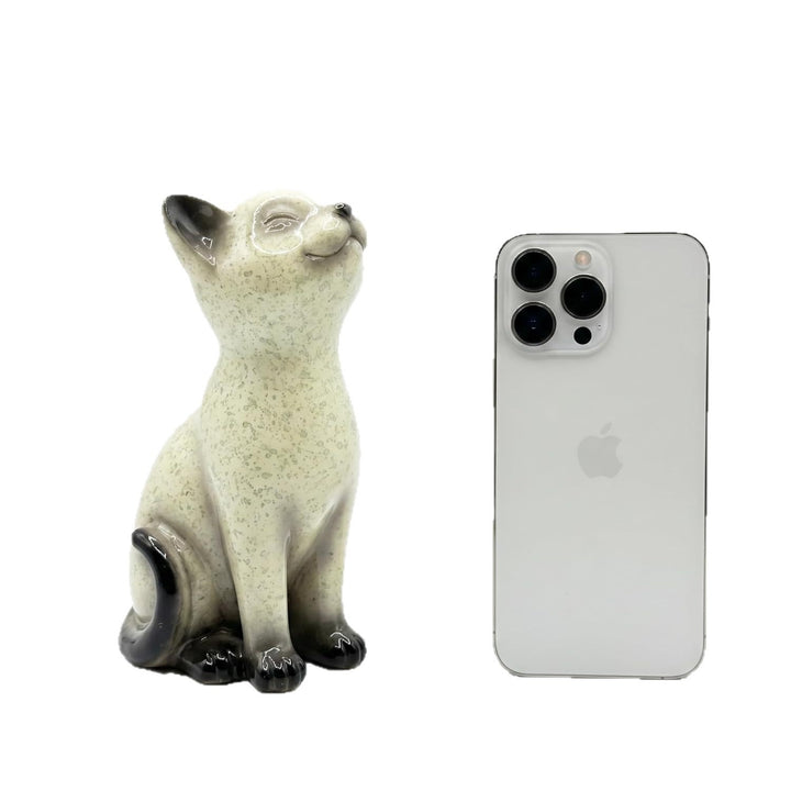 Resin statue of a cat Bowlift