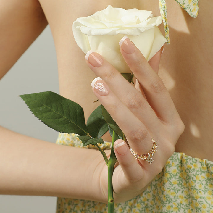 Artful nail extensions with an elegant leaf pattern Bowlift
