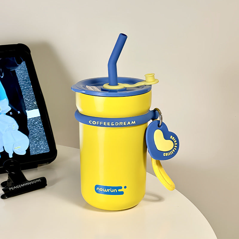 Women's thermos cup with integrated straw and practical spill protection Bowlift