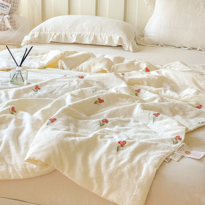 Women lightweight and breathable quilt with delicate floral patterns Bowlift