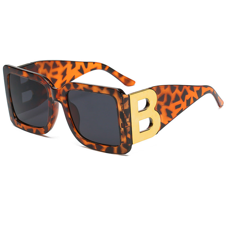 Women Oversized Sunglasses with Decorative Frame Bowlift