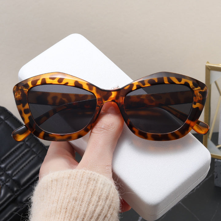 Ladies Cat-Eye Sunglasses with Stylish Leopard Pattern Bowlift