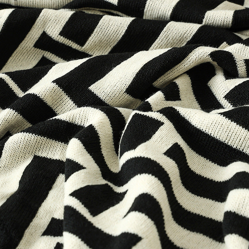 Women's decorative comfort blanket in modern geometric design Bowlift
