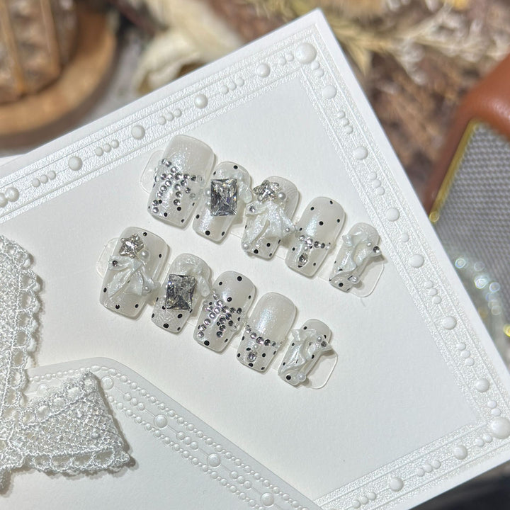 Elegant Rhinestone-Adorned Press-On Nail Set Bowlift